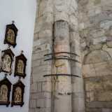 ...e colonne messe in sicurezza da grappe metalliche ormai arrugginite